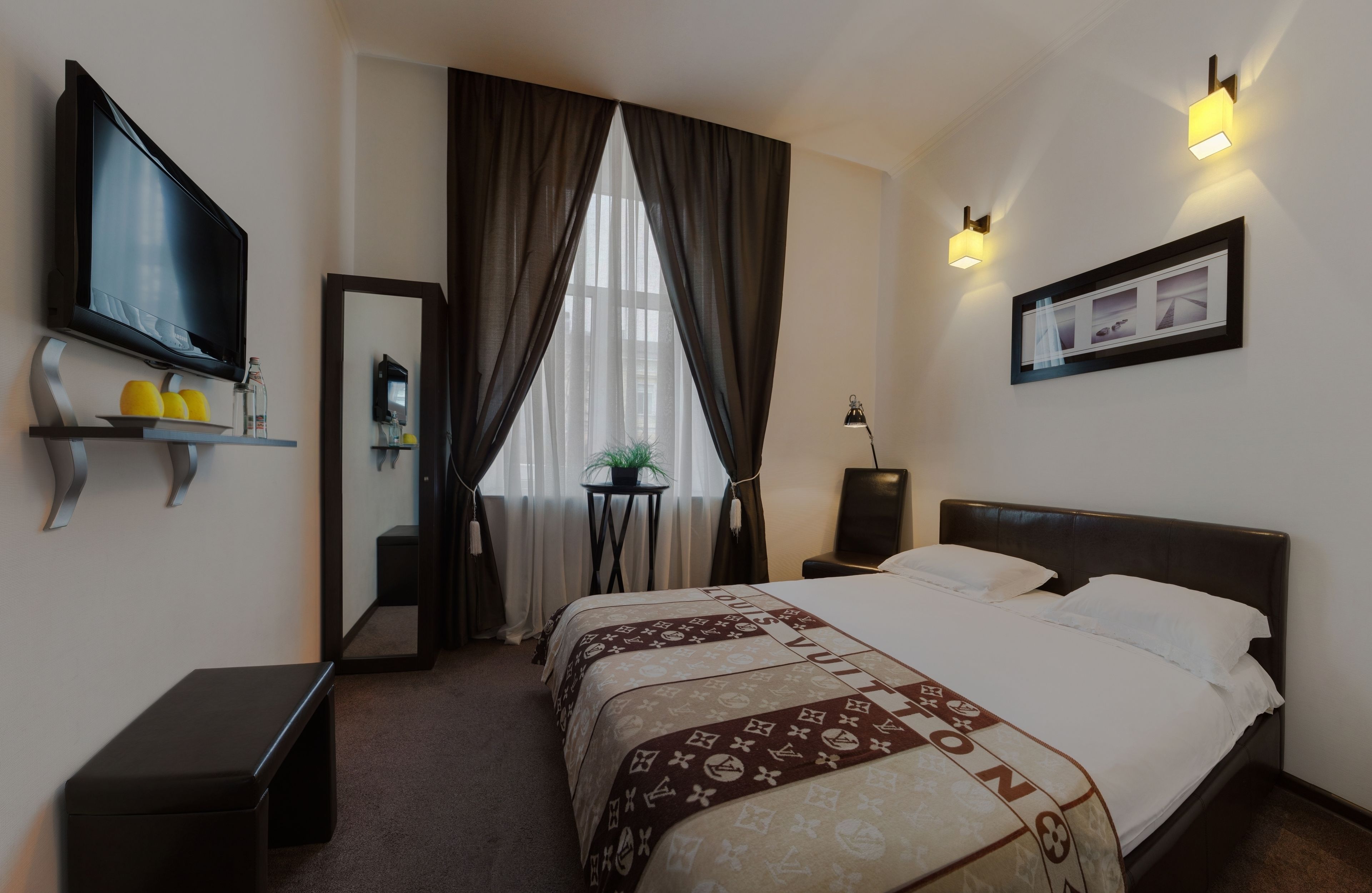 Premium bedding, in-room safe, individually decorated