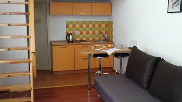 Ropa de cama de alta calidad y caja de seguridad en la habitación