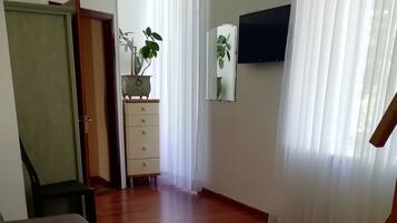 Ropa de cama de alta calidad y caja de seguridad en la habitación