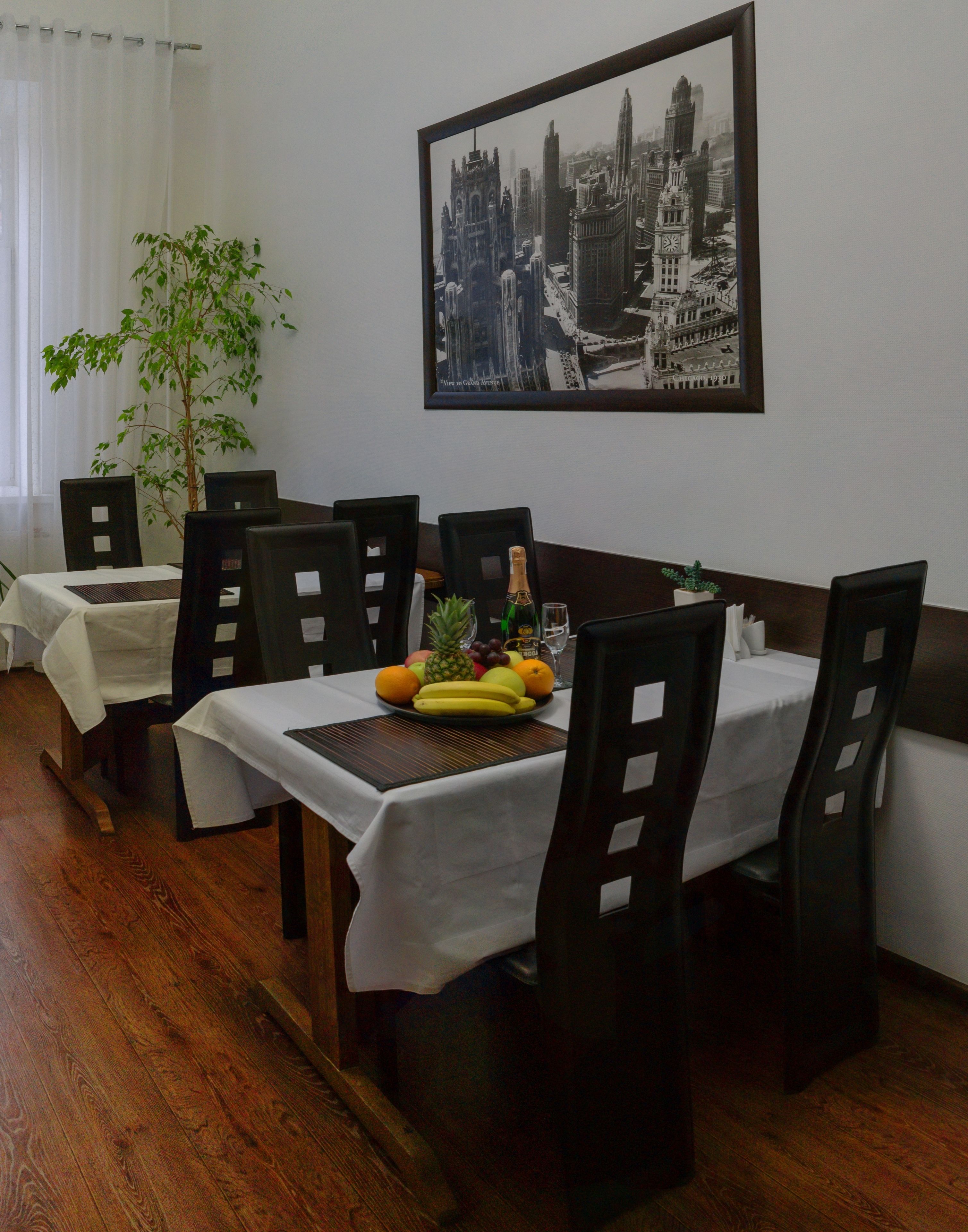 Daily continental breakfast (UAH 250 per person)