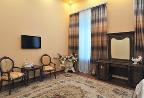 Junior-Suite (Double, Deribasovskaya view) | Zimmerausstattung