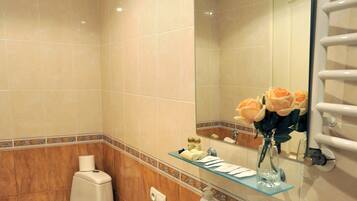 Ein Badezimmer mit Toilette, Waschbecken und Spiegel.