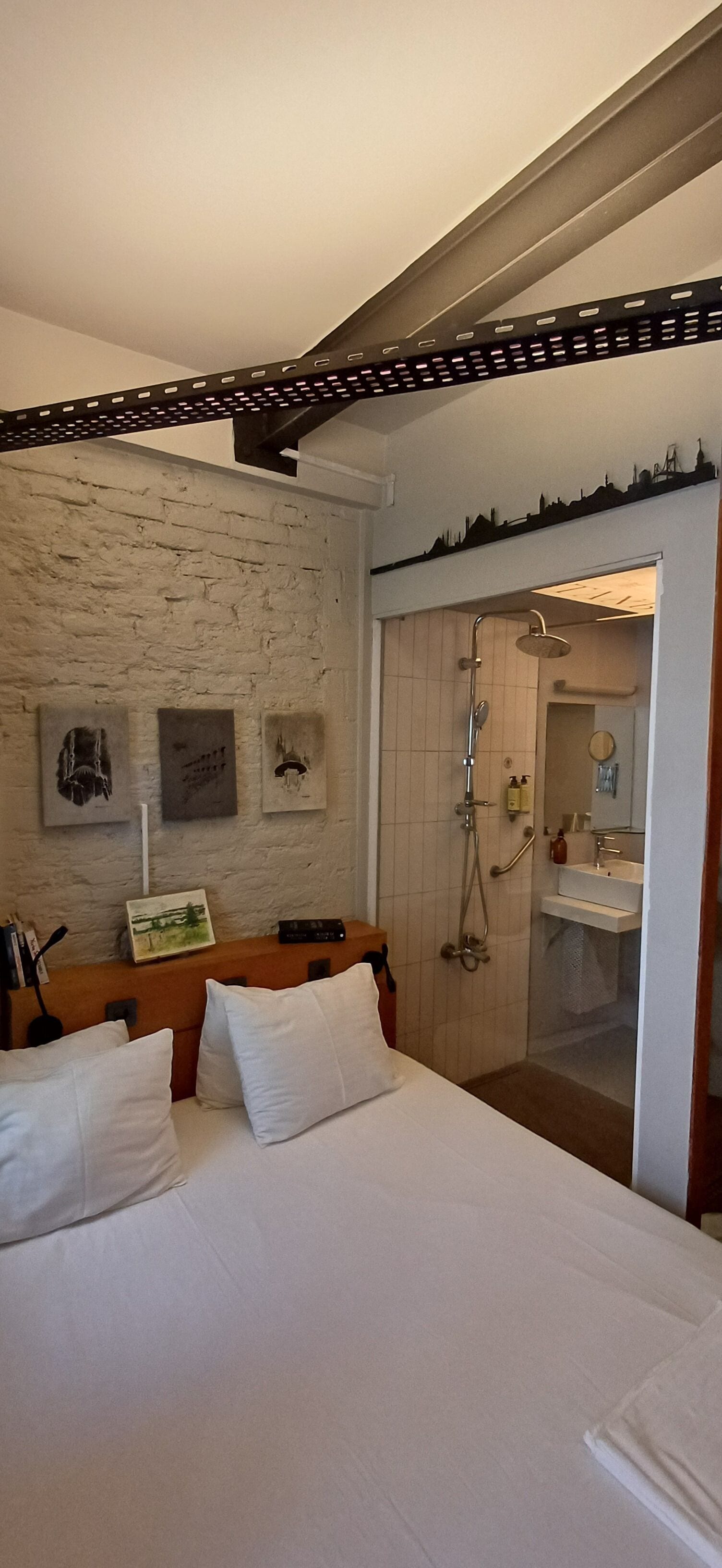 Ropa de cama de alta calidad y minibar 