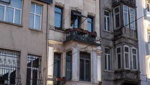 Un edificio de varios pisos con un letrero que indica "İstanbul Acıbey Hotel", identificándolo como hotel.