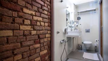 Kostenlose Toilettenartikel, Haartrockner, Hausschuhe, Handtücher