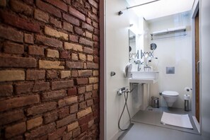 バスアメニティ (無料)、ヘアドライヤー、スリッパ、タオル