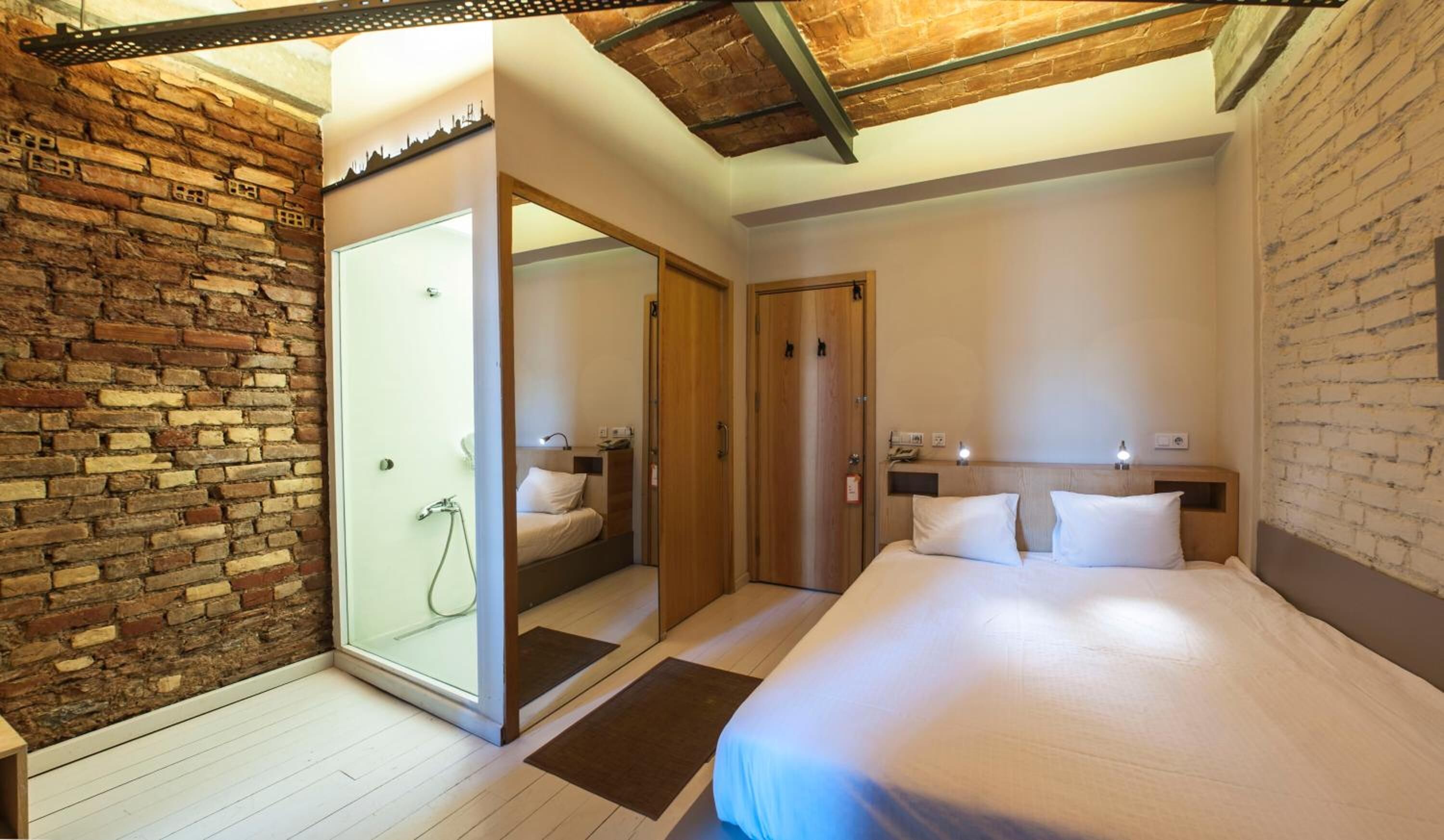 เครื่องนอนระดับพรีเมียม, มินิบาร์, ตู้นิรภัยในห้องพัก, โต๊ะทำงาน