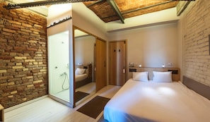 Ropa de cama de alta calidad, minibar, caja fuerte y escritorio