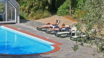 Piscine extérieure, chaises longues