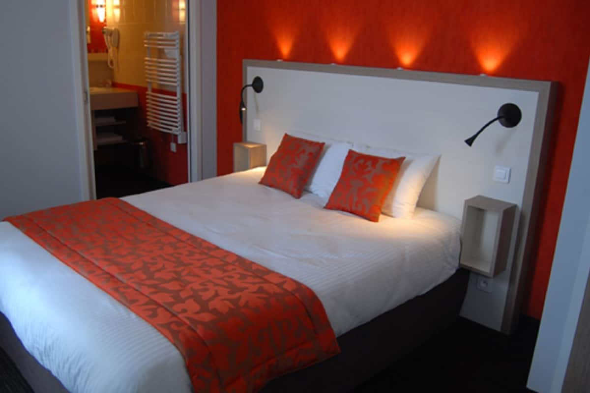 Double Room | In-room safe, desk, free cots/infant beds, rollaway beds