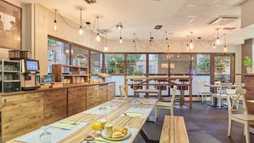 Daily cooked-to-order breakfast (EUR 18 per person)