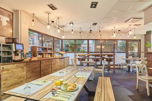 Se ofrece un desayuno a la carta (18 EUR por persona)