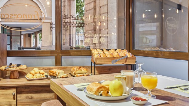 A breakfast buffet with pastries, fruits, and beverages. - Odalys City Apartment Hotel - Aix en Provence Centre Palais des Congrès (Aix-en-Provence)