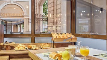 Daily cooked-to-order breakfast (EUR 18 per person)