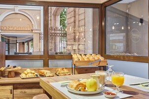 Desayuno a la carta todos los días (con cargo)