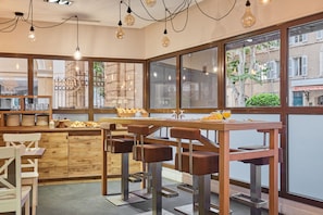 Petit déjeuner préparé sur commande (18 EUR par personne)