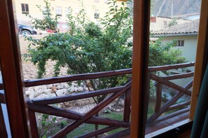 Economy-Doppelzimmer, 2 Schlafzimmer, Gartenblick | Schallisolierte Zimmer, kostenloses WLAN