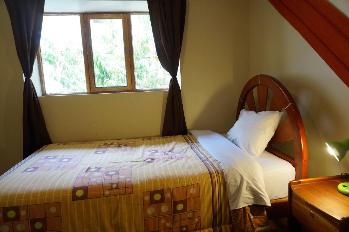 Economy-Zweibettzimmer, 4 Schlafzimmer, eigenes Bad | Schallisolierte Zimmer, kostenloses WLAN