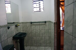 Superior-Vierbettzimmer, 2 Schlafzimmer, Gartenblick | Badezimmer | Dusche