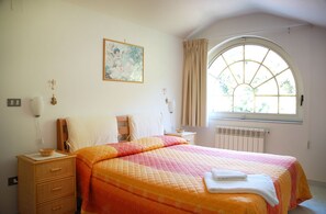 Cots/infant beds, rollaway beds, free WiFi