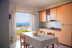 Full-sized fridge, stovetop, espresso maker, cookware/dishes/utensils