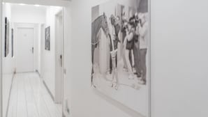 Un pasillo con una fotografía blanco y negro en el muro.