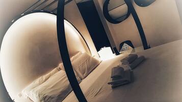 Superior-Doppelzimmer (iTube) | Kostenlose Minibar, Zimmersafe, individuell eingerichtet, Schreibtisch