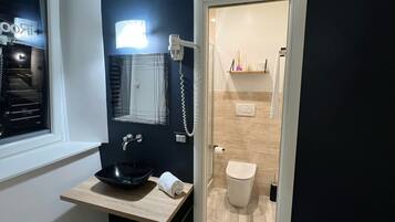 Standard-Doppelzimmer (iMove) | Badezimmer | Dusche, Haartrockner, Bademäntel, Hausschuhe
