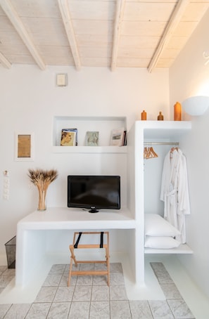 Premium bedding, down duvets, pillow-top beds, minibar - Vincenzo Family Hotel (Tinos)