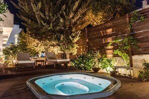 Outdoor spa tub - Vincenzo Family Hotel (Tinos)
