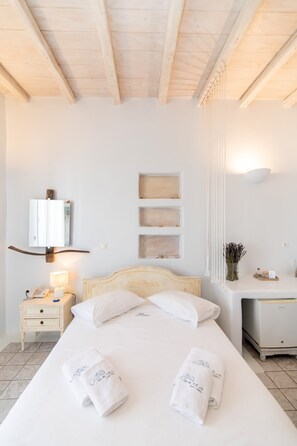 Premium bedding, down duvets, pillow-top beds, minibar - Vincenzo Family Hotel (Tinos)