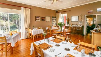 Daily cooked-to-order breakfast (ZAR 140 per person)