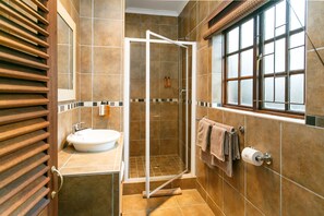 Superior Double or Twin Room | Bathroom - Gumtree Guest House (Oudtshoorn)