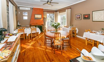 Daily cooked-to-order breakfast (ZAR 140 per person)