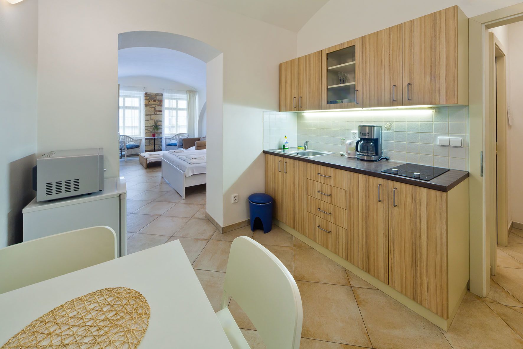 スタジオ (C2) | 客室内のダイニングエリア