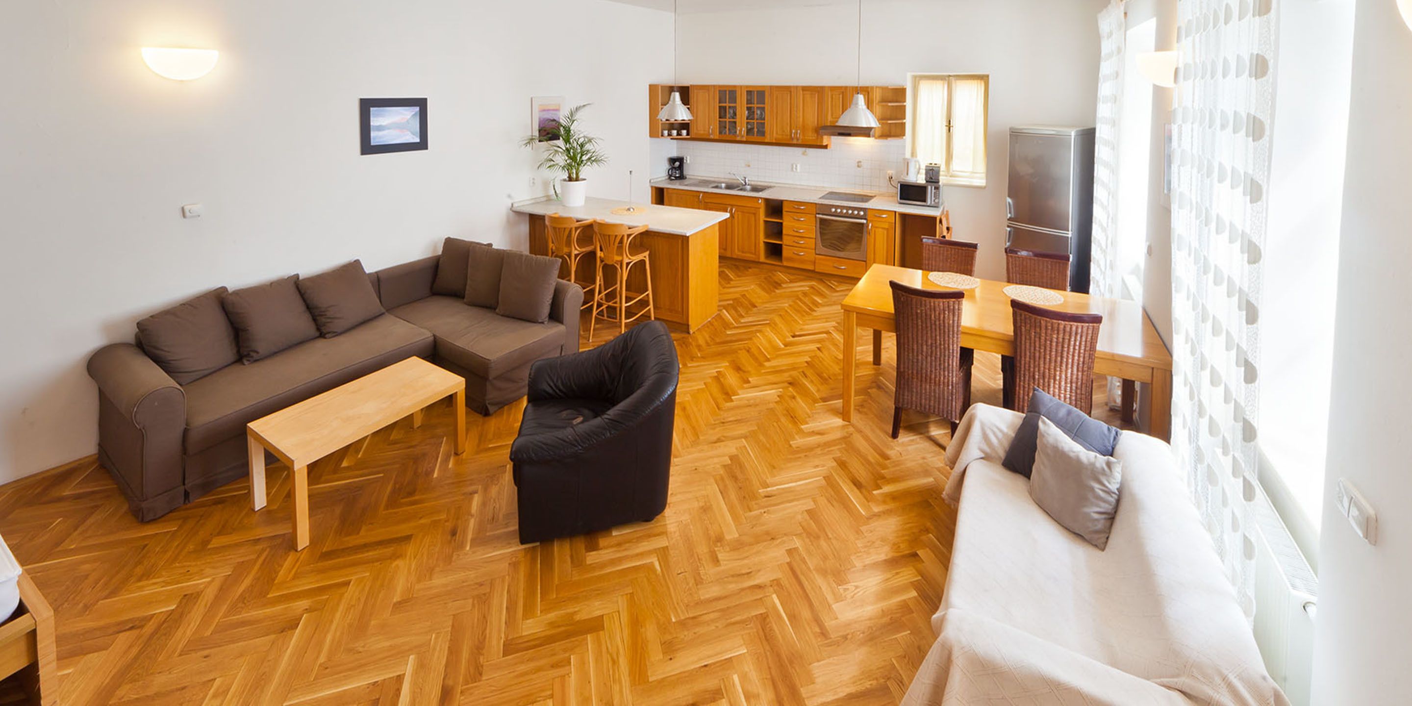 デュープレックス 1 ベッドルーム (C6) | リビング エリア