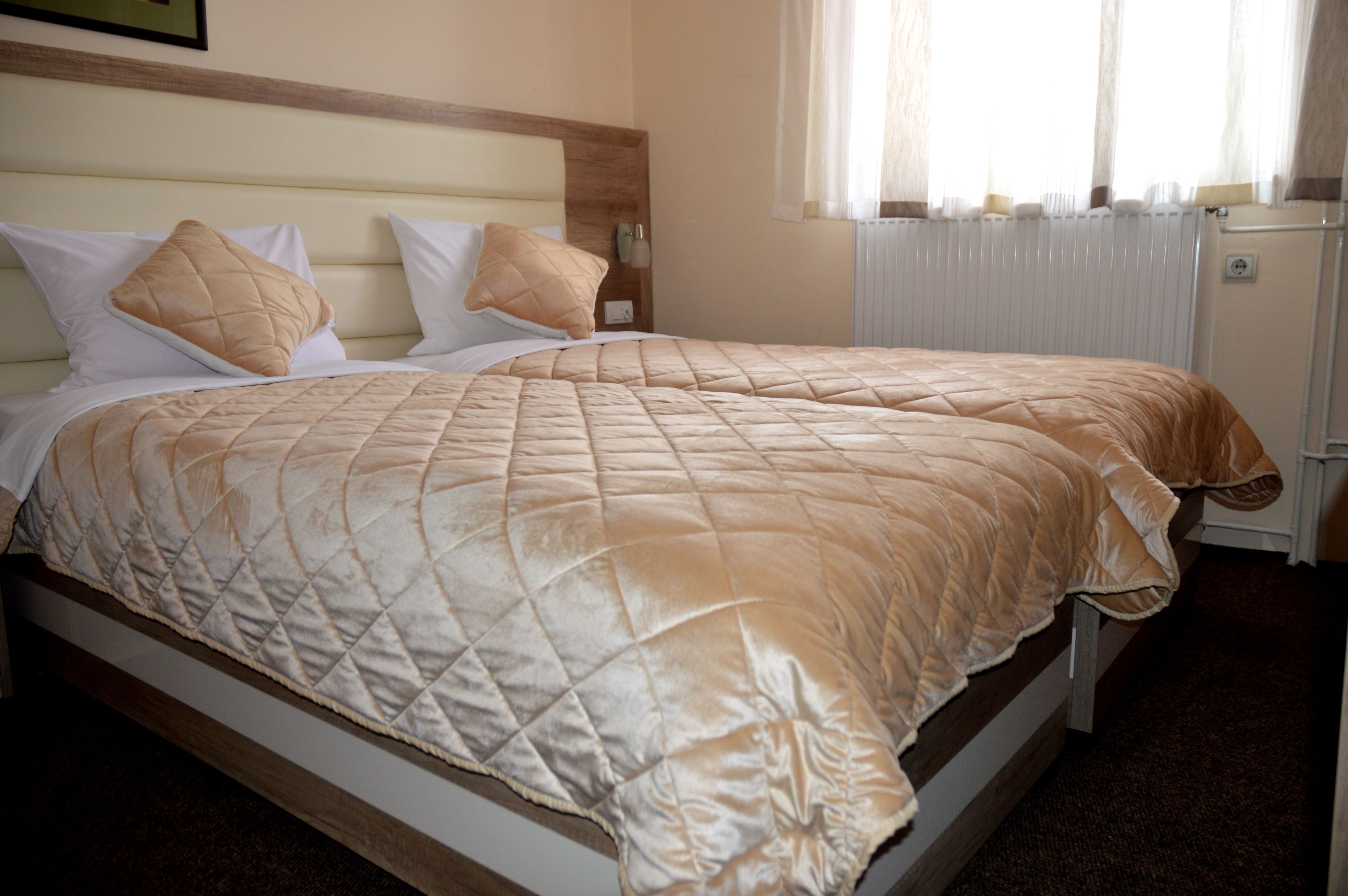 standard twin room | desk, free wifi, bed sheets