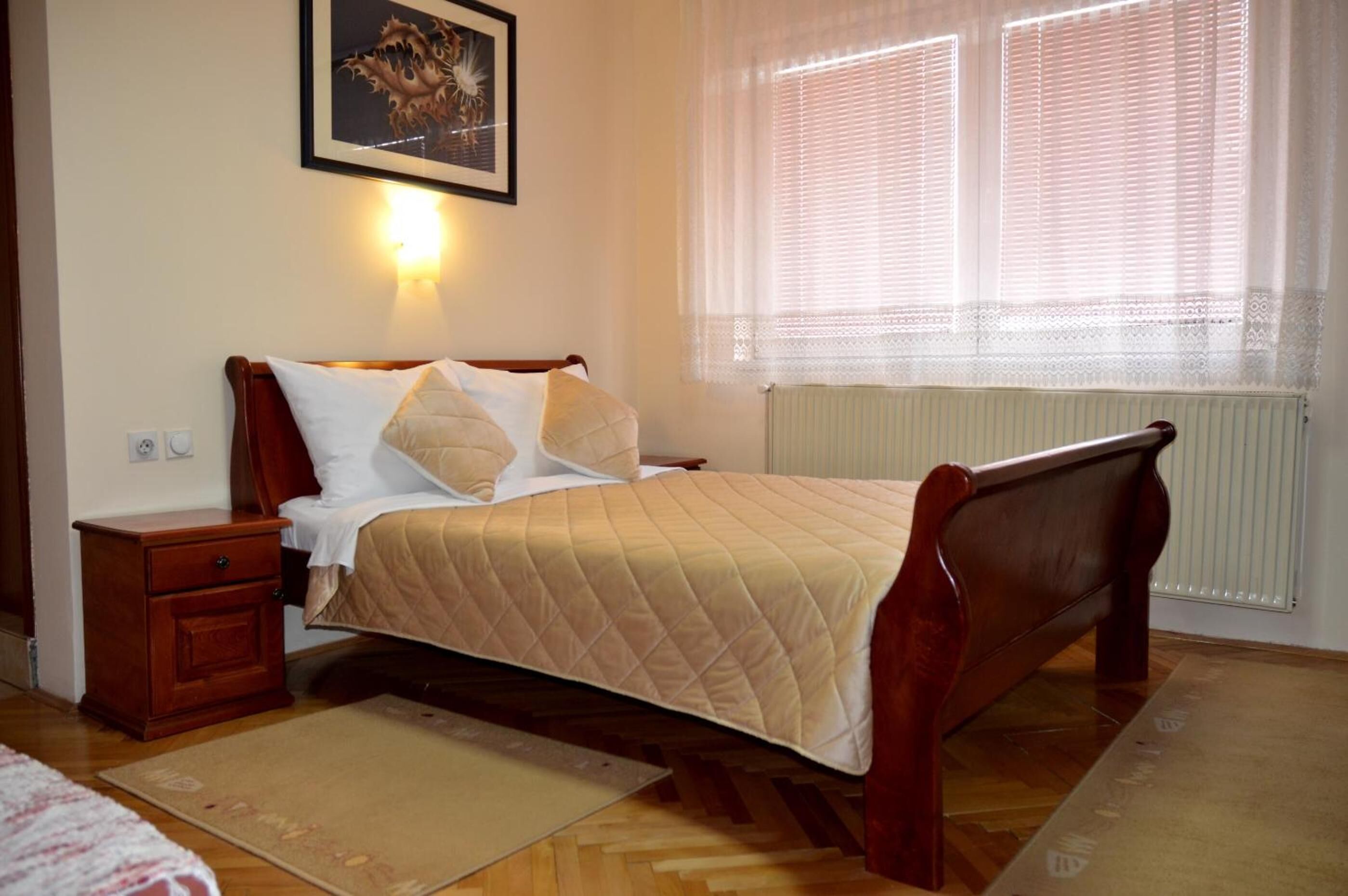 desk, free wifi, bed sheets