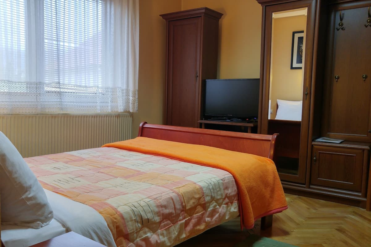 Habitación doble estándar | Escritorio, wifi gratis y ropa de cama
