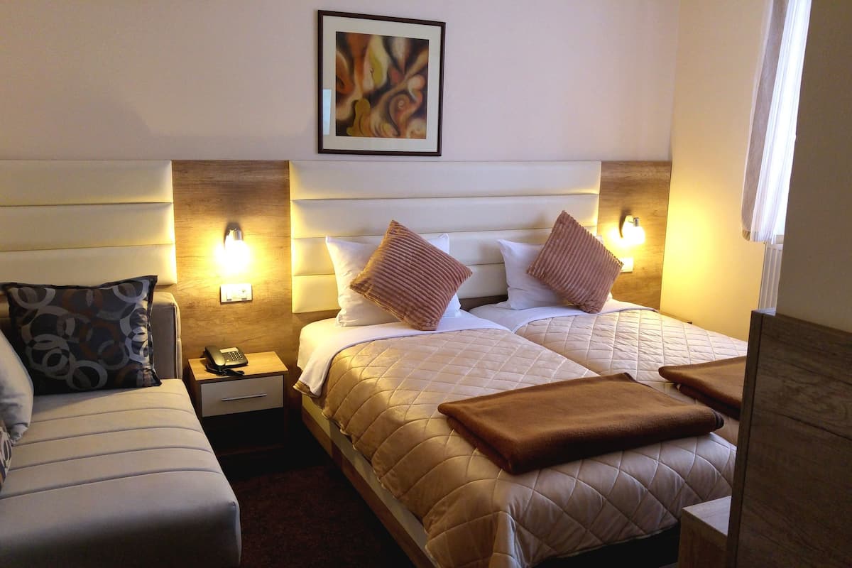 Habitación estándar con 2 camas individuales | Escritorio, wifi gratis y ropa de cama