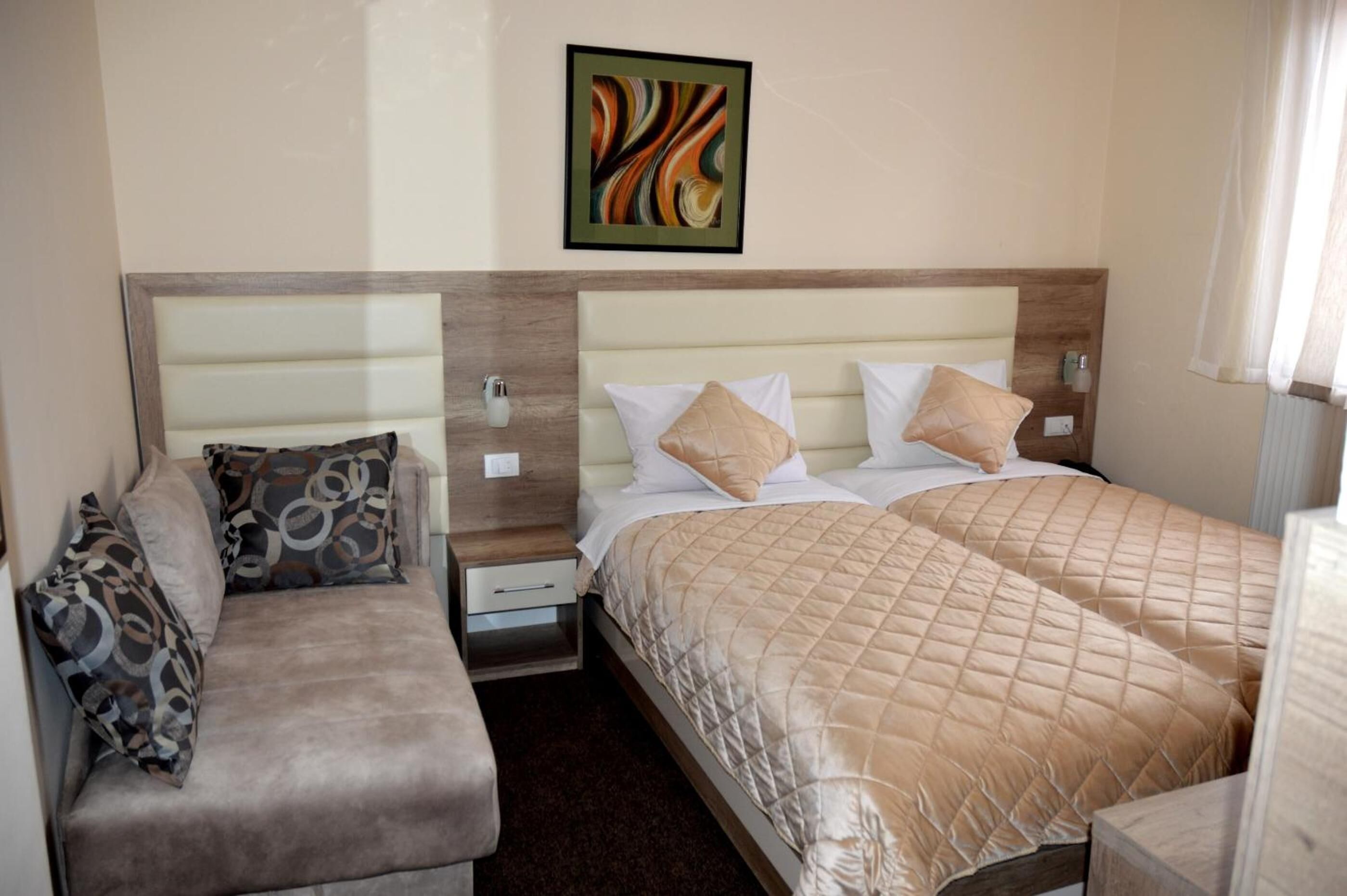 standard twin room | desk, free wifi, bed sheets