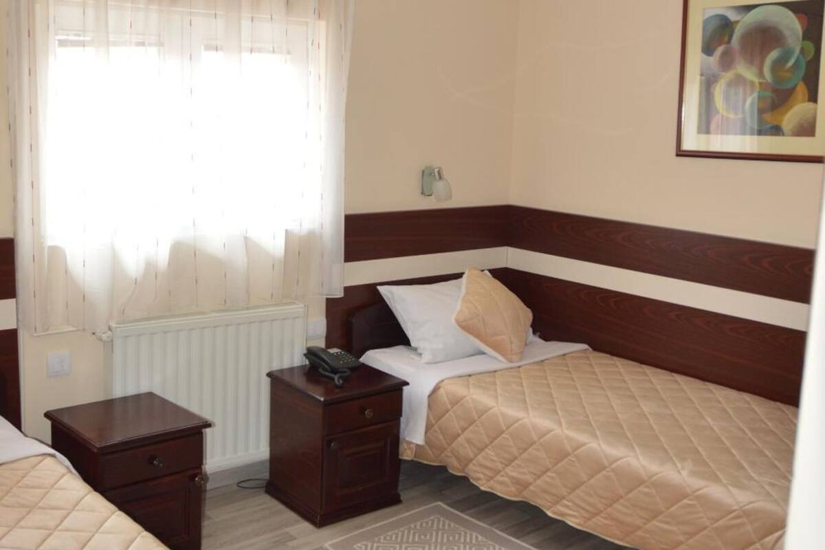 standard twin room | desk, free wifi, bed sheets