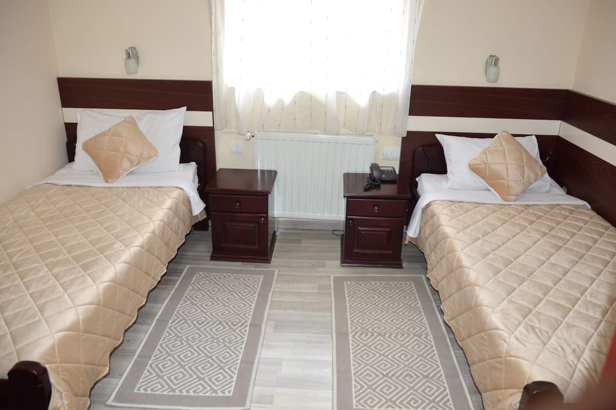 standard twin room | desk, free wifi, bed sheets