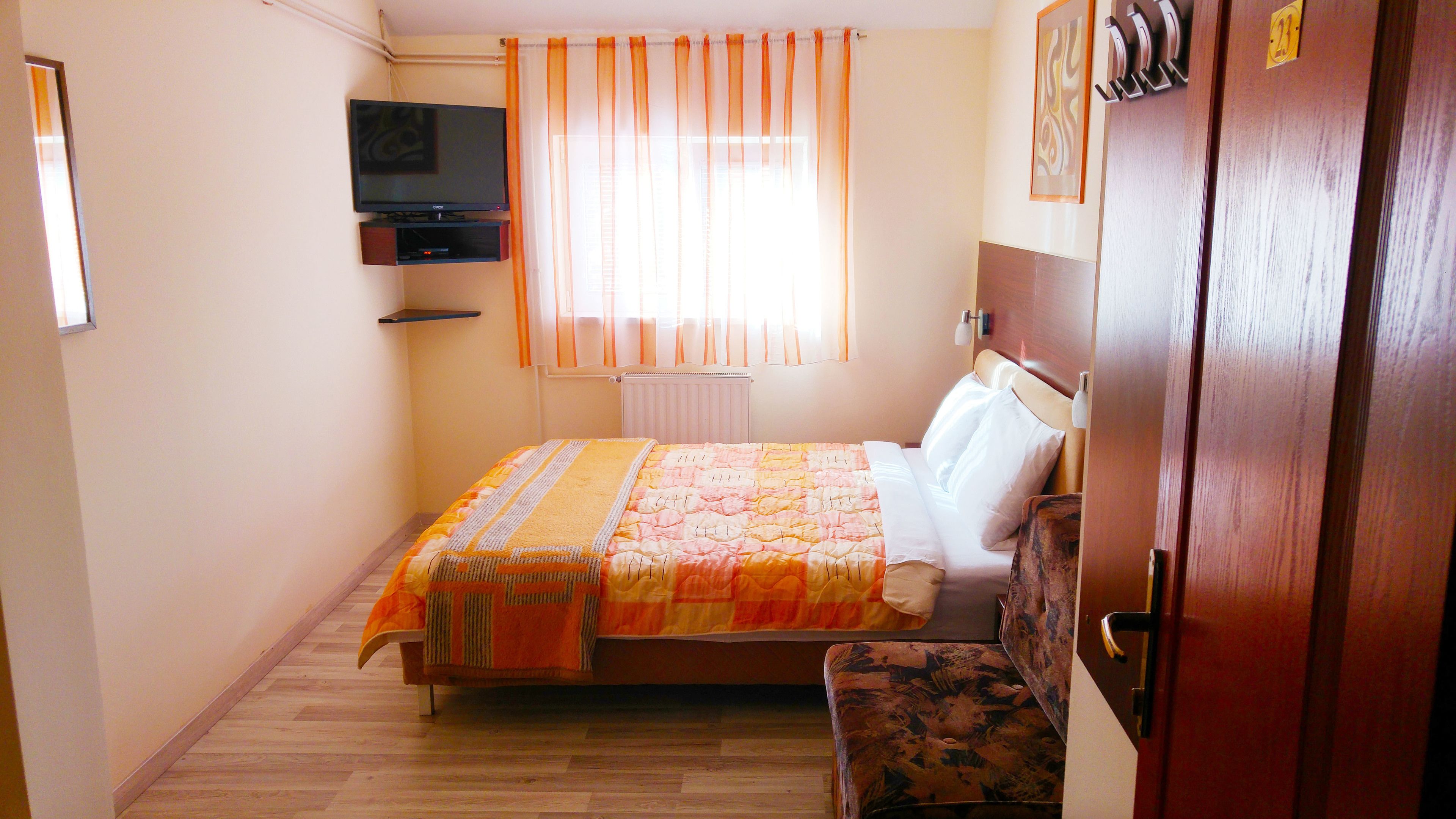 standard double room | desk, free wifi, bed sheets