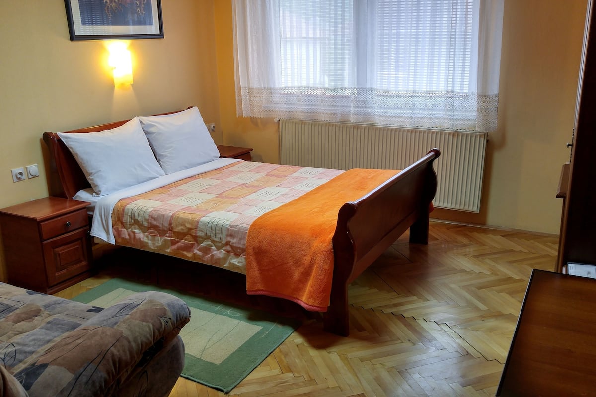 standard double room | desk, free wifi, bed sheets