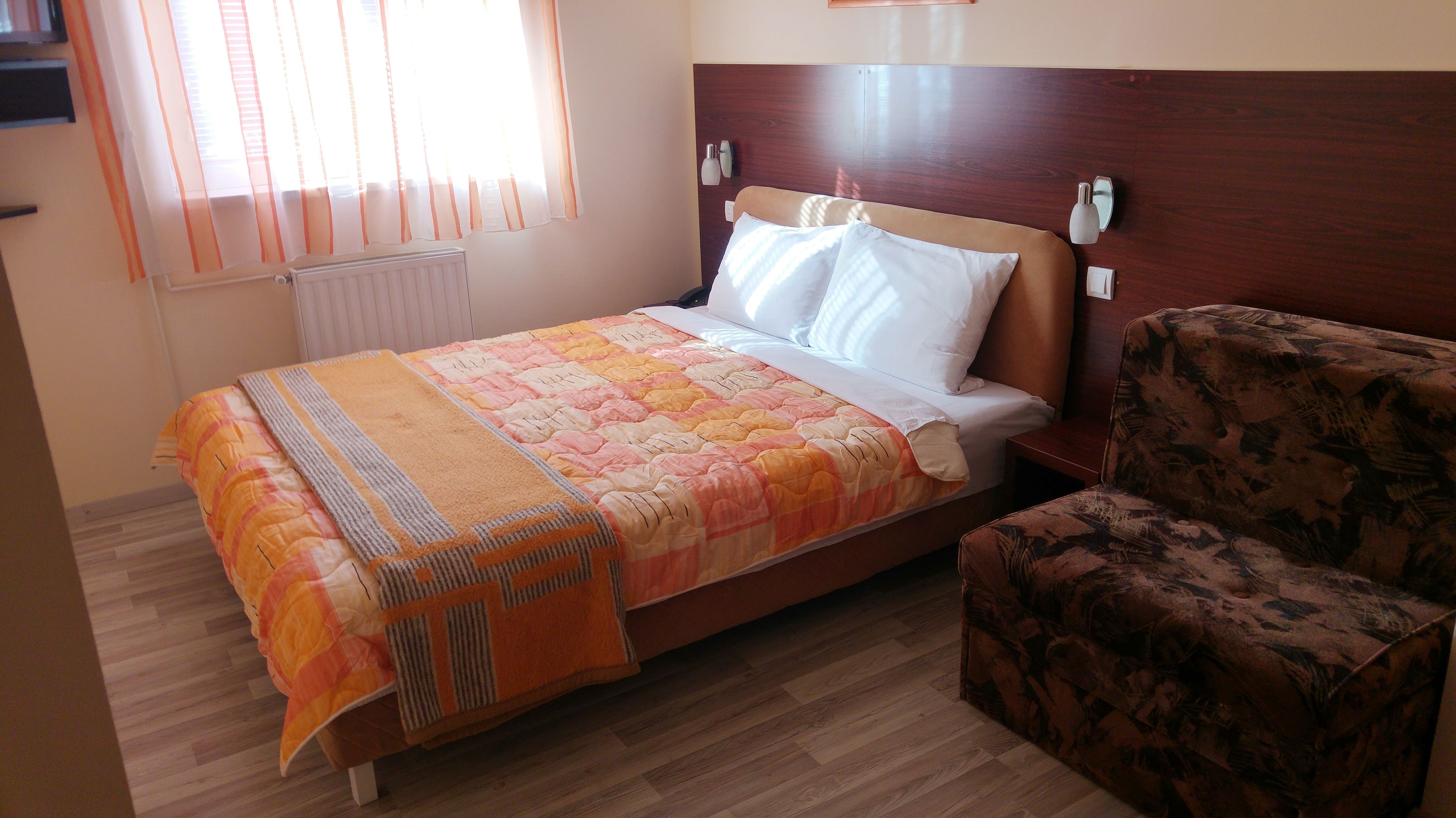 standard double room | desk, free wifi, bed sheets