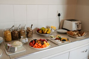 Daily full breakfast (ZAR 275 per person)