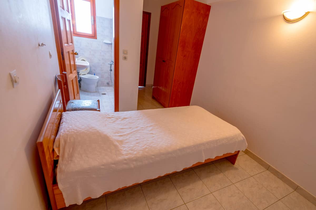 Tabla de planchar con plancha, wifi gratis y ropa de cama