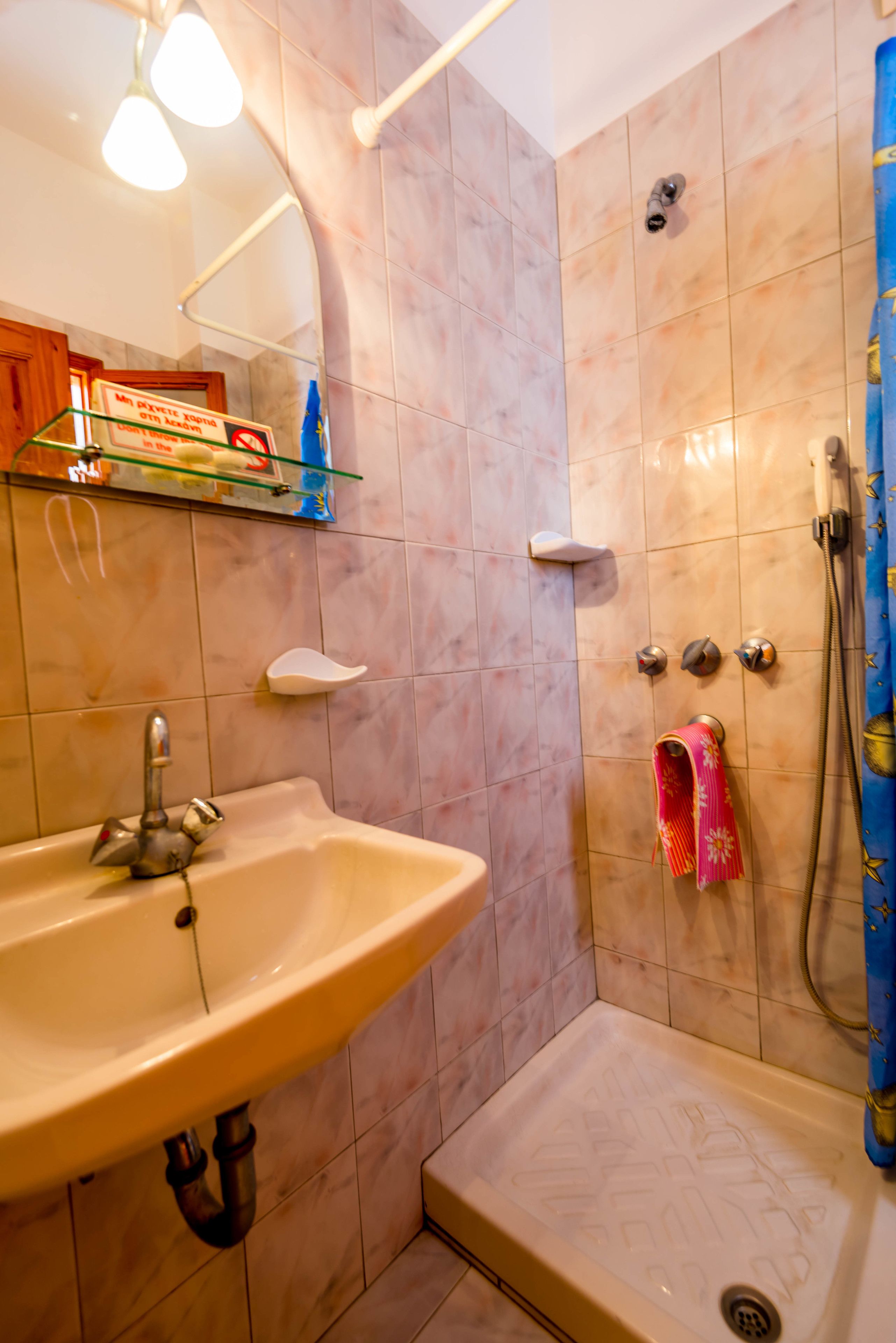 standard studio | bathroom | combined shower/bathtub, towels