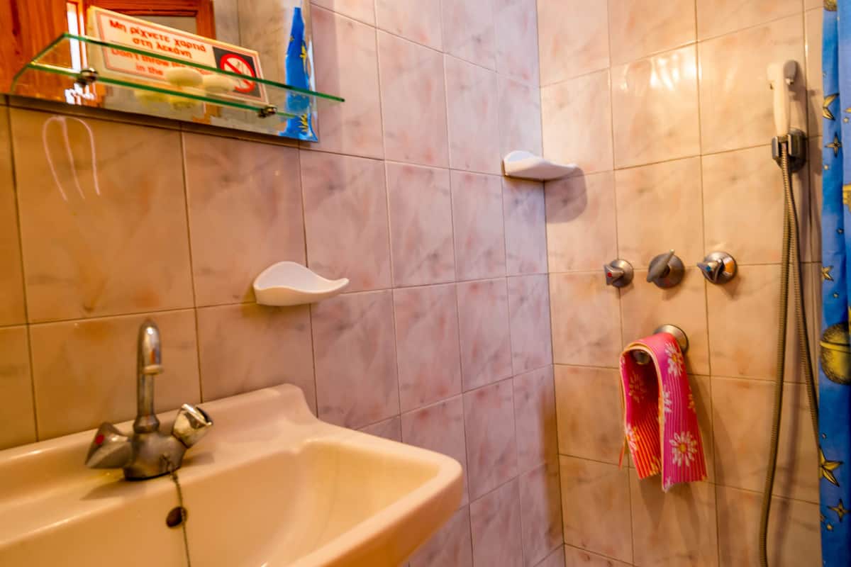 standard studio | bathroom | combined shower/bathtub, towels